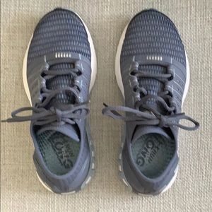 Under Armour women’s Charge Running Shoe